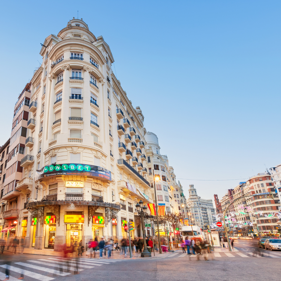 Walks true Valencia city